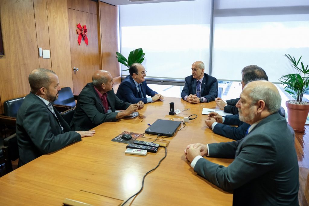 Ministro recebe CUT, Força Sindical e UGT no Planalto